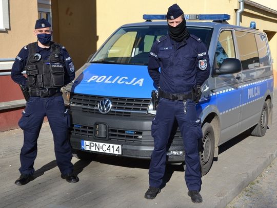 Policjanci uratowali kobietę z płonącego budynku