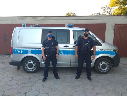 Policjanci uratowali tonącego mężczyznę