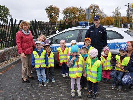 Policjanci w trosce o bezpieczeństwo rozdają dzieciom odblaski