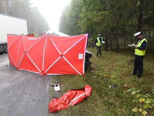 Policjanci wyjaśniają okoliczności śmiertelnego wypadku na DW 212 oraz apelują o ostrożność i rozwagę