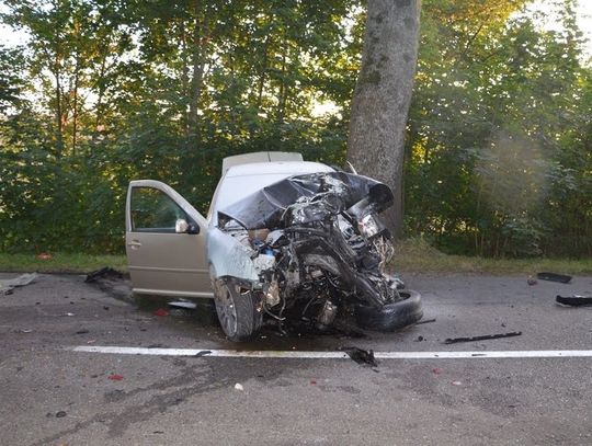 Policjanci wyjaśniają okoliczności zderzenia dwóch samochodów w Łętowie