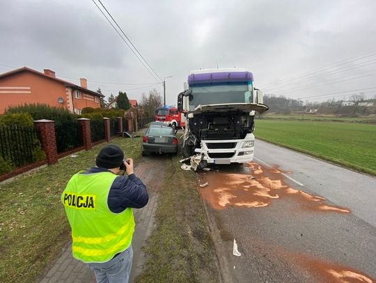 Policjanci wyjaśnieniają okoliczności wypadku drogowego na ulicy Długiej w Marezie. Apel o ostrożność na drogach!