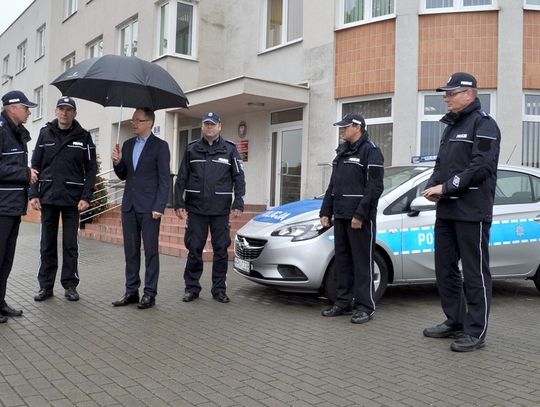Policjanci z Komendy Powiatowej Policji  otrzymali nowy radiowóz