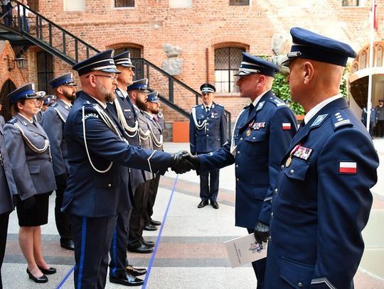 ZOBACZ [WIDEO]! Policjanci z komendy w Tczewie świętowali i odbierali awanse na Zamku w Gniewie