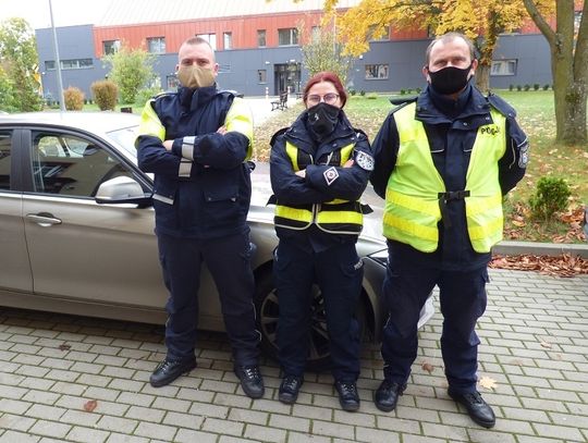 Policjanci z lęborskiej drogówki eskortowali do szpitala samochód z chorym dzieckiem