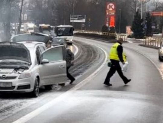 Policjanci z starogardzkiej drogówki ugasili palące się auto