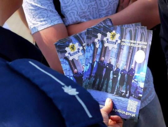 Policjanci zachęcają do wstąpienia w szeregi swe formacji