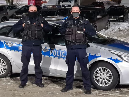 Policjanci zapobiegli tragedii, ściągnęli z lodu chorego mężczyznę