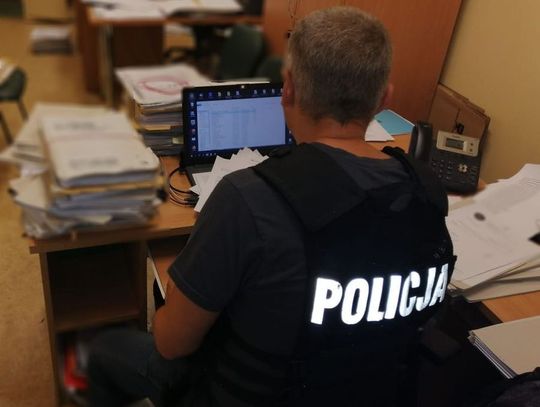 Policjanci zatrzymali 12 obecnych i byłych pracowników banków podejrzanych o oszustwa i wyłudzenia