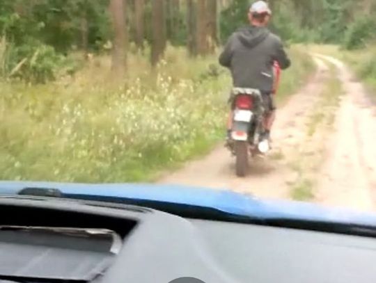 POLICJANCI ZATRZYMALI 34-LATKA, KTÓRY NIETRZEŹWY SKUTEREM PRZEWOZIŁ SKRZYNKĘ Z PIWEM – OKAZAŁO SIĘ, ŻE JEST POSZUKIWANY