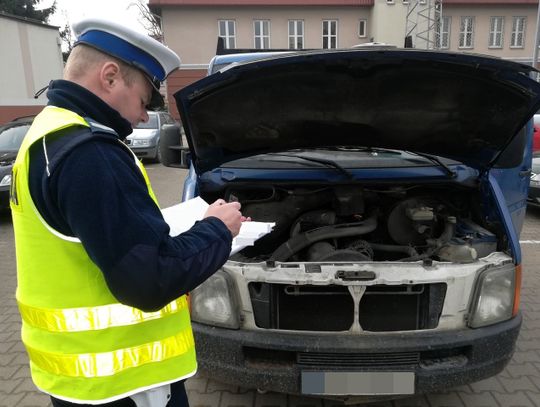 Policjanci zatrzymali do kontroli volkswagena z cofniętym licznikiem