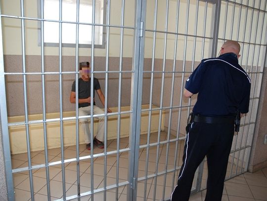 Policjanci zatrzymali dwóch mężczyzn, którzy pobili i okradli kierowcę taksówki