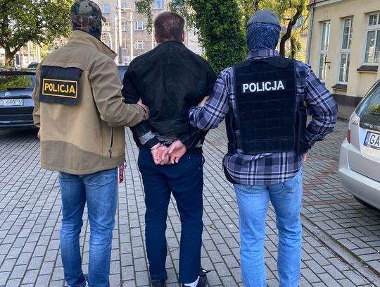 Policjanci zatrzymali mężczyznę, który wykorzystywał seksualnie 13 letnią dziewczynkę