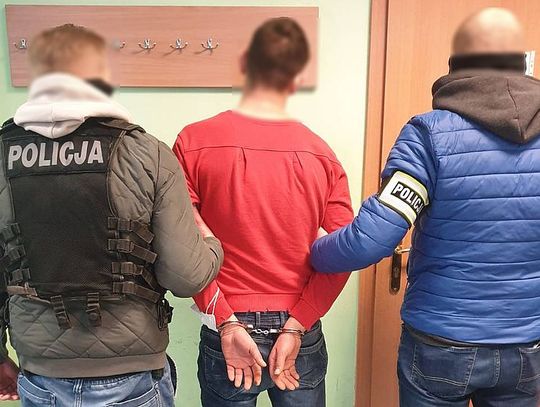 Policjanci zatrzymali oszustwa, który naciągał swoje ofiary na metodę "na blika"