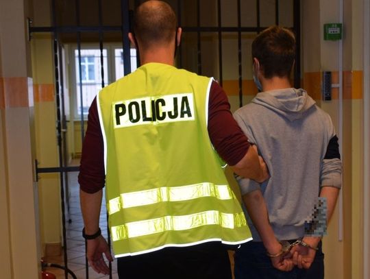 Policjanci zatrzymali sprawców zniszczenia drzwi, jeden z nich odpowie też za usiłowanie włamań do piwnic