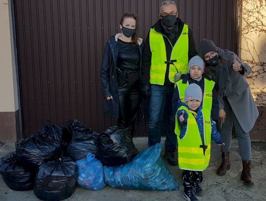 Policjanci zbierali nakrętki dla Stasia