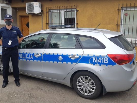 Policjant uratował niepełnosprawnego mężczyznę z płonącego budynku