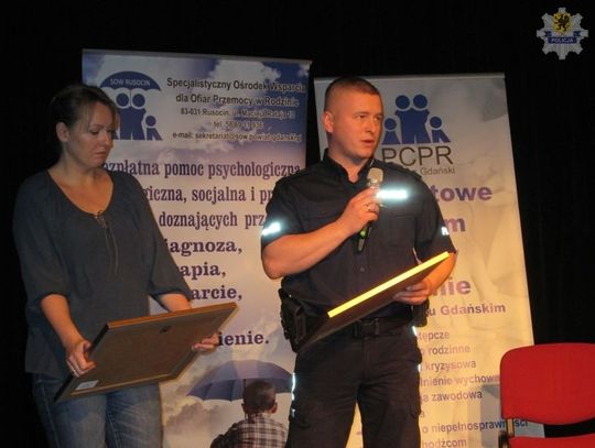 Policjant z Pruszcza otrzymał nagrodę na gali Powiatowego Dnia Białej Wstążki