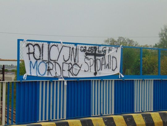 „Policyjni mordercy” - kibice powiesili transparent na ul. 30 Stycznia 