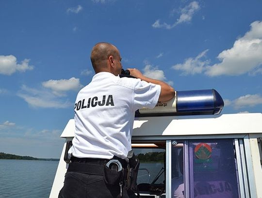 Policyjni wodniacy dbają o bezpieczeństwo nad wodą w czasie pandemii