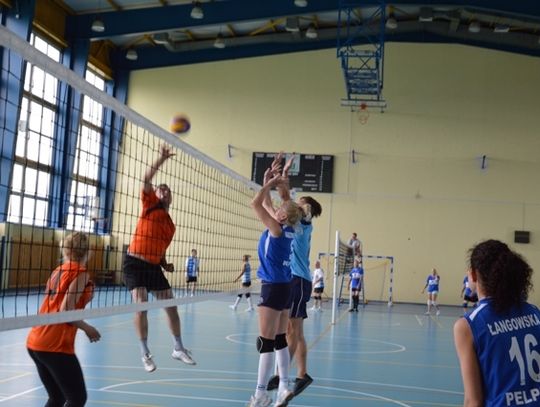 Policyjny turniej siatkówki. Gniew z pucharem komendanta!