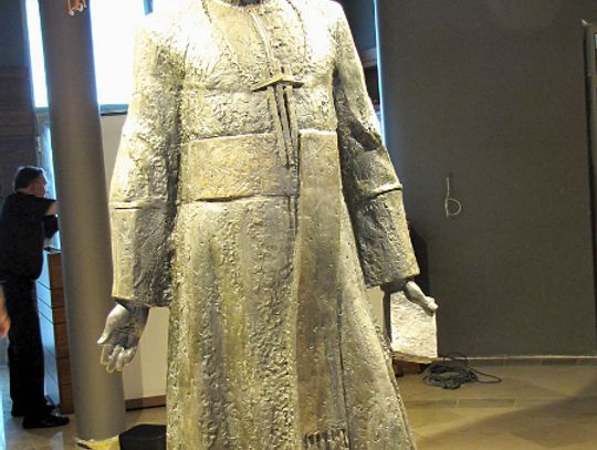 Pomnik ks. Jankowskiego stanie przed Bazyliką św. Brygidy