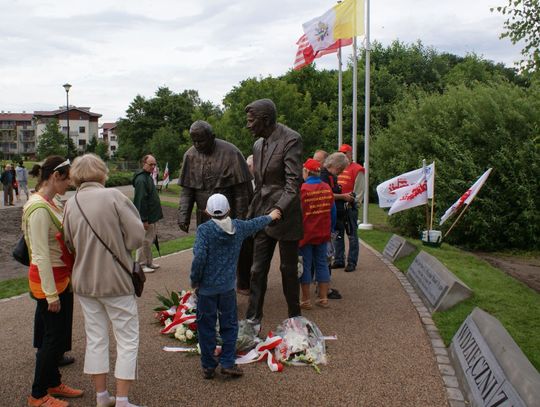 Pomnik nadziei w nadmorskim parku