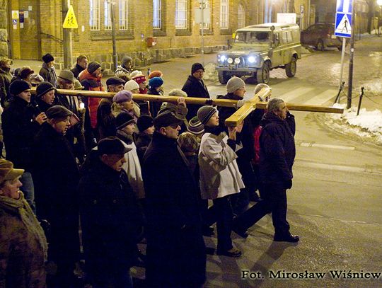 Ponieśli krzyż na swoich ramionach