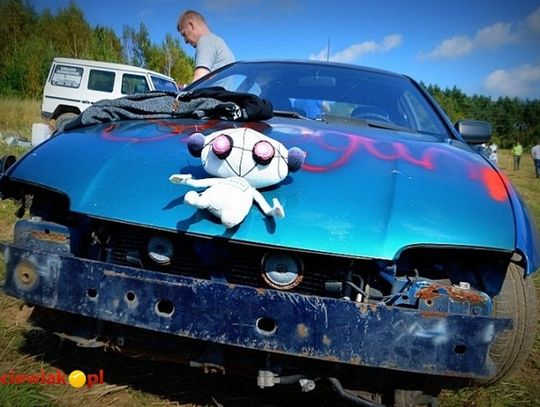 Poobijane, zardzewiałe, dymiące i... niezwykle waleczne. Zobaczcie zdjęcia z I Spotkania Złomków w Skarszewach!