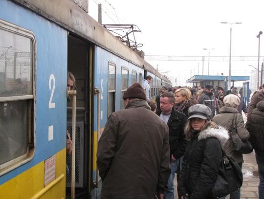 Poranny ścisk z... przyczyn technicznych. Chcieli jechać do pracy pociągiem, a zostali na peronie