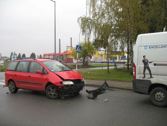 Porządna stłuczka przy ul. Sadowej. Auta zabrane przez lawety