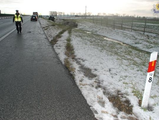 Poślizg na A1, chrysler w rowie, ranny kierowca