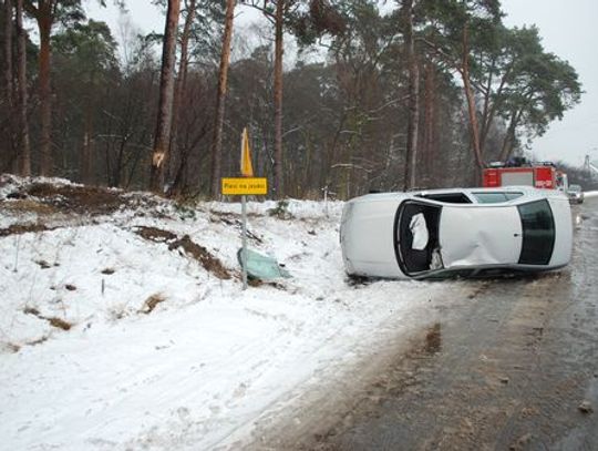 Poślizgem wjechał na skarpę, uderzył w drzewo 