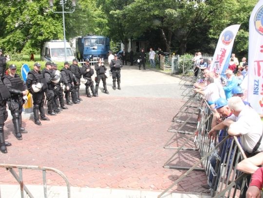 Posłowie PO: Zostaliśmy internowani! Chcą odszkodowań za dłuższy pobyt w Sejmie. SDP broni mediów