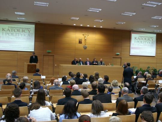 Posługa innym - godna pochwały i szacunku. W obliczu bezlitosnej walki 