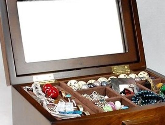 "Posprzątała" także biżuterię