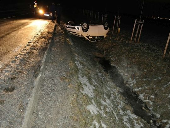 Poszukiwani świadkowie zdarzenia drogowe z 20 stycznia, w którym auto dachowało