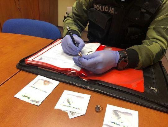 Poszukiwany mężczyzna w rękach policjantów. Odpowie też za kradzież biżuterii