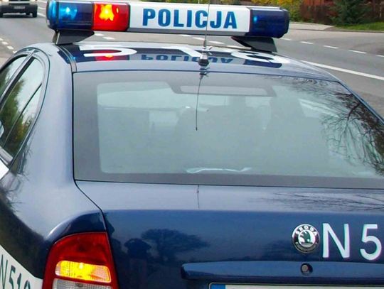 POSZUKIWANY Z BRONIĄ DOBIJAŁ SIĘ DO DRZWI