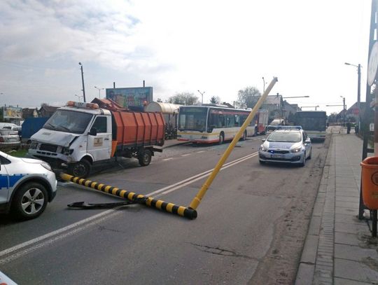 Powalona lampa uliczna, rozbity autobus.