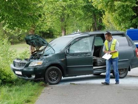 Poważnie ranny 38-latek. Uderzył w drzewo na prostej drodze