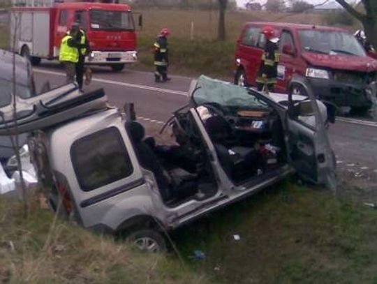 Poważny wypadek na K-20. Czołówka busa z renault