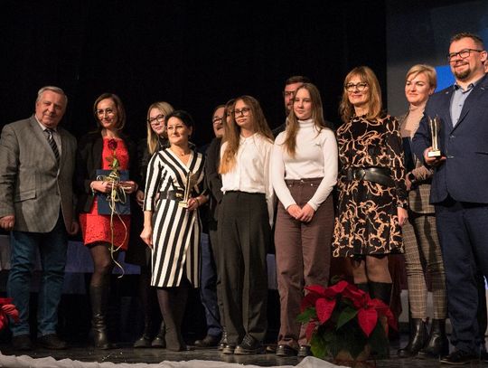 [GALERIA ZDJĘĆ] Powiatowa Gala 2022. Nagrodzono najlepsze inicjatywy i działania społeczne. Wolontariuszem roku