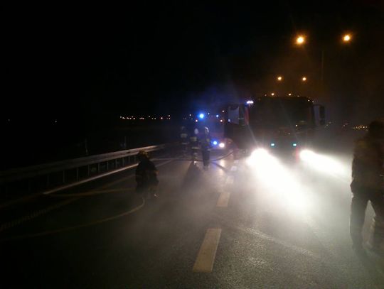 Pożar ciężarówki na autostradzie - zdjęcia z akcji