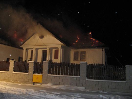 Pożar domu - hydranty zamarznięte, drogi zasypane