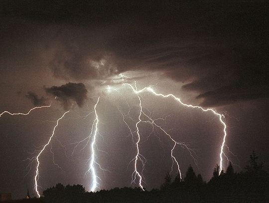 Pożar domu od pioruna w Gniewie. Strażakom zabrakło do gaszenia... wody