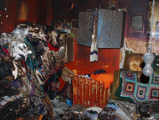 Pożar, ewakuacja lokatorów, pijany mieszkaniec