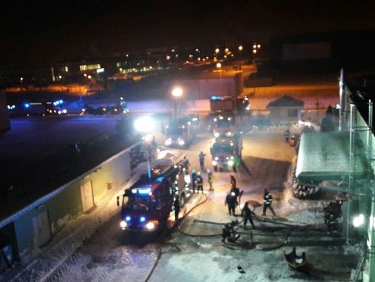 Pożar hali w Rokitkach! Interweniowało 13 zastępów straży pożarnej.