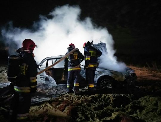 Pożar osobówki w Stanisławiu. Z auta nic nie zostało