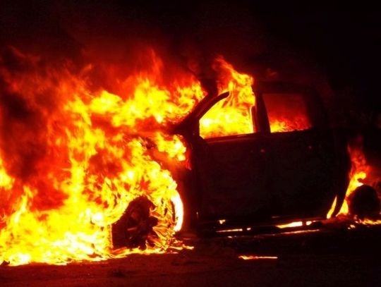 Pożar przy ulicy Legionów. Spłonął pojazd i część elewacji